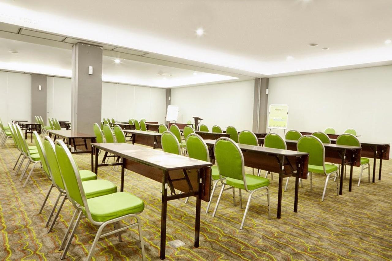 Maxonehotels At Resort Makassar Exterior foto